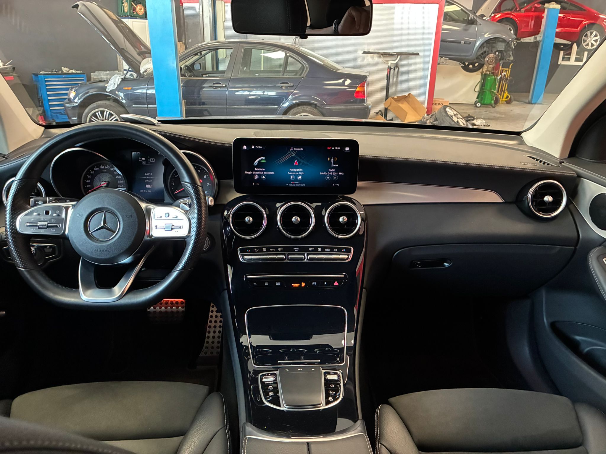 MERCEDES BENZ GLC 300e AMG