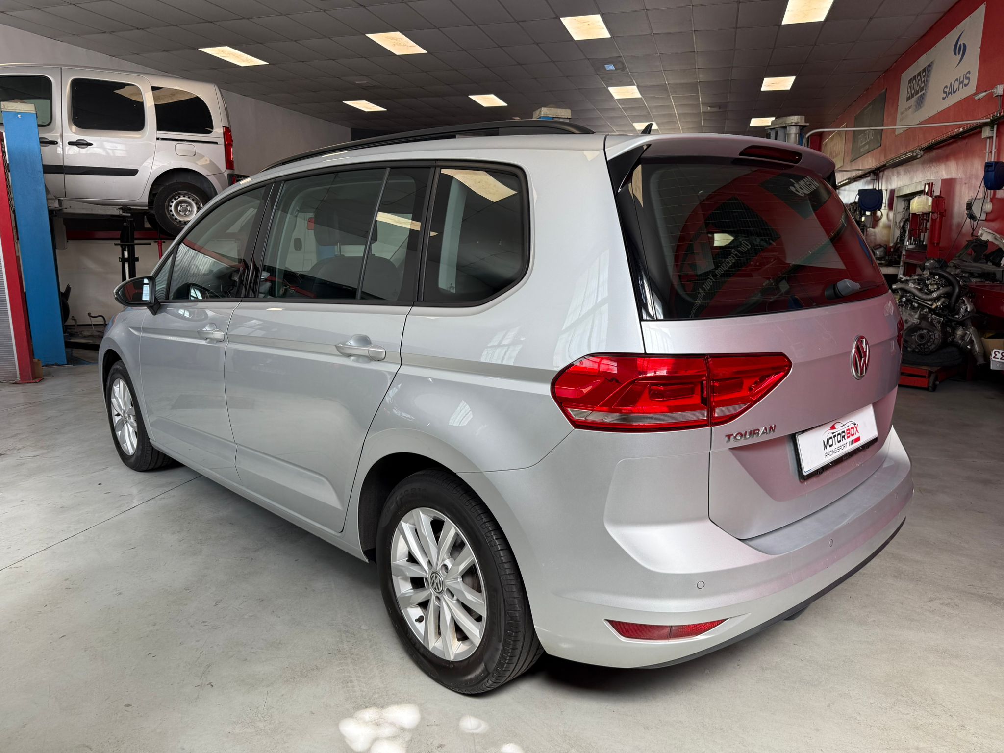 VOLKSWAGEN TOURAN