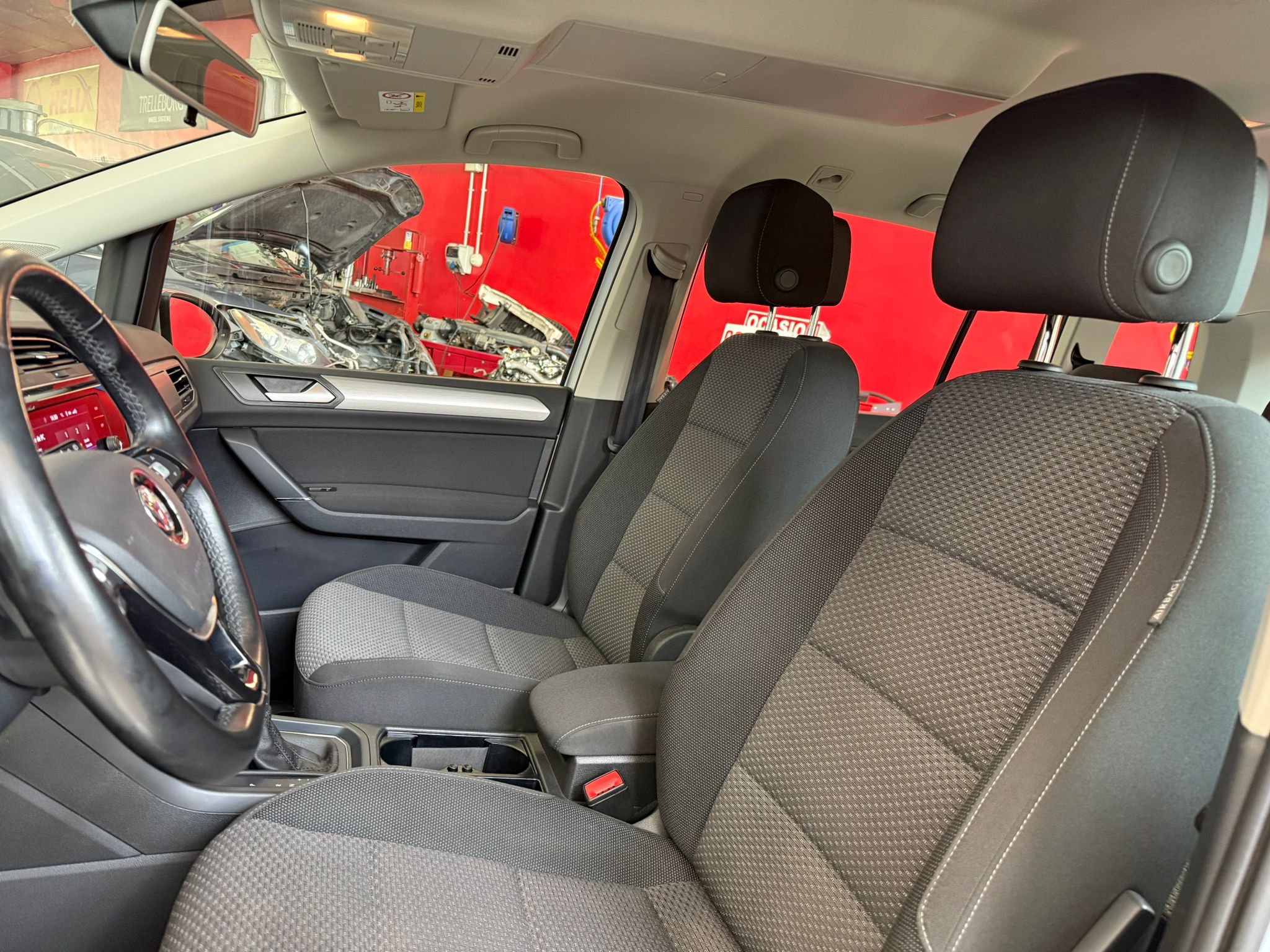 VOLKSWAGEN TOURAN