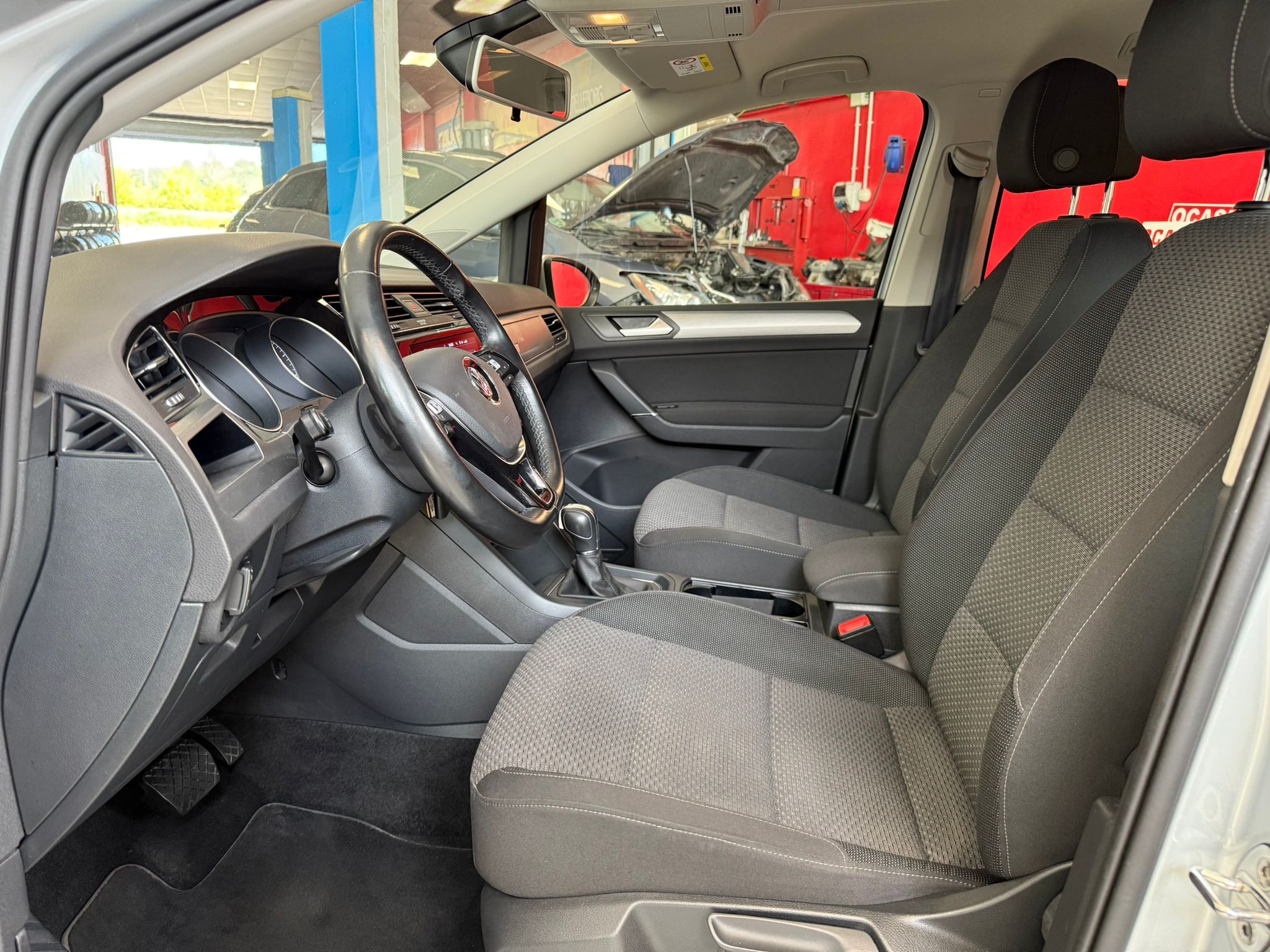 VOLKSWAGEN TOURAN