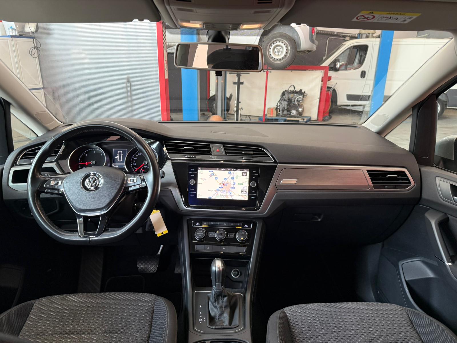 VOLKSWAGEN TOURAN